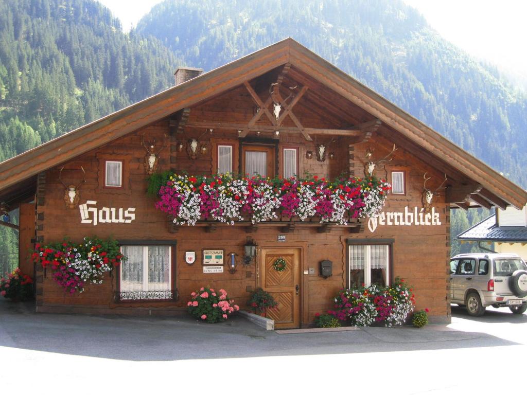 um edifício com caixas de flores na parte da frente em Haus Fernblick em Kappl