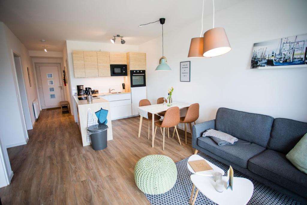 sala de estar con sofá y cocina en Strandchalet Elmo II en Wremen
