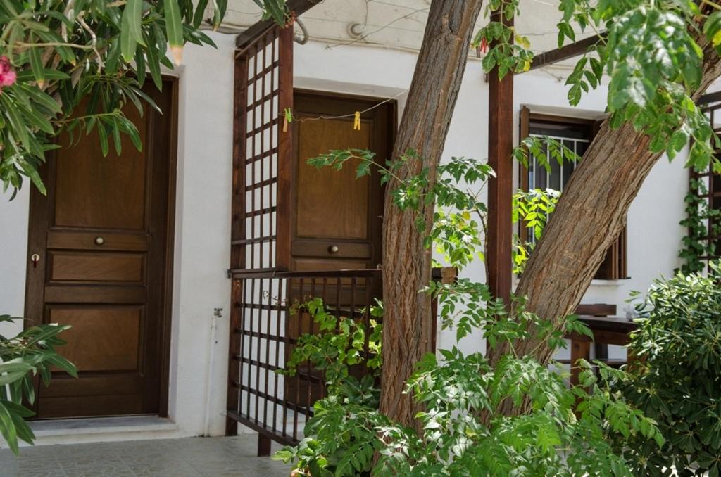 A garden outside Kalypso Studios & Rooms