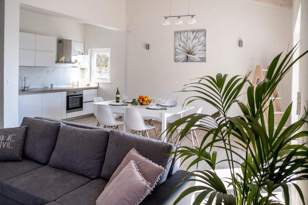 Kuchyň nebo kuchyňský kout v ubytování Luxury Sea View Apartment