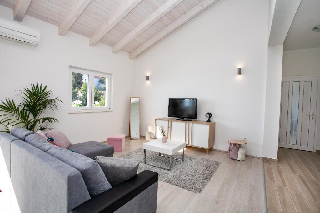 TV a/nebo společenská místnost v ubytování Luxury Sea View Apartment