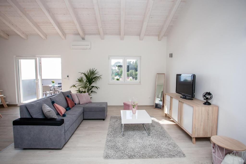 TV a/nebo společenská místnost v ubytování Luxury Sea View Apartment