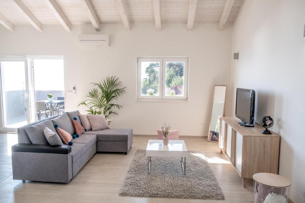 TV a/nebo společenská místnost v ubytování Luxury Sea View Apartment