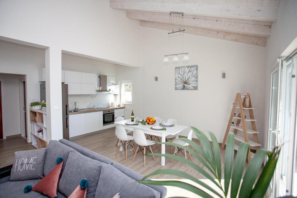 Kuchyň nebo kuchyňský kout v ubytování Luxury Sea View Apartment