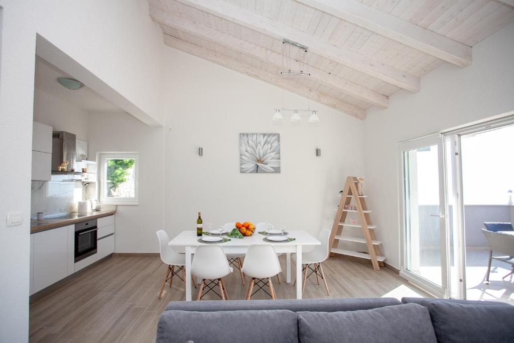 Kuchyň nebo kuchyňský kout v ubytování Luxury Sea View Apartment