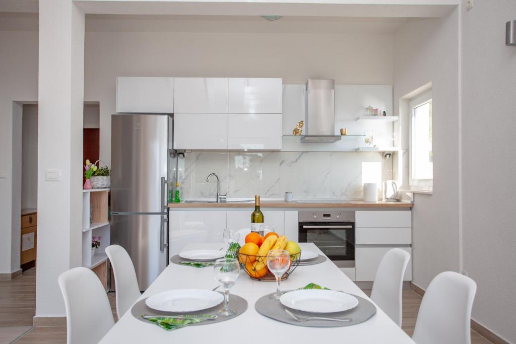 Kuchyň nebo kuchyňský kout v ubytování Luxury Sea View Apartment