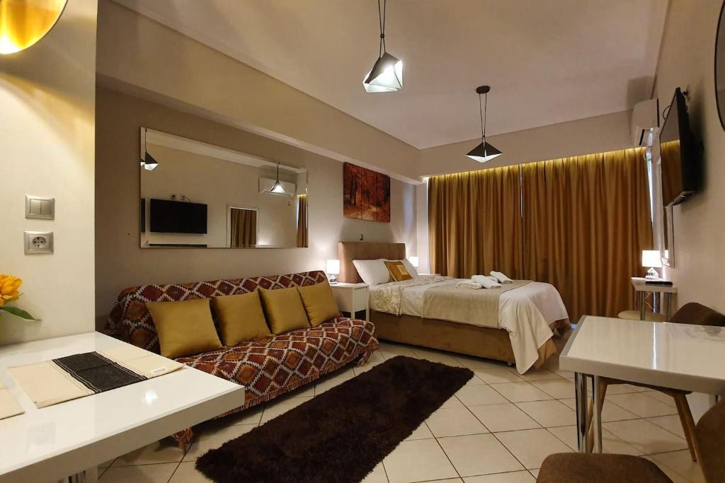 Televízia a/alebo spoločenská miestnosť v ubytovaní Cozy Luxury Apartment in the Heart of Athens 8-1