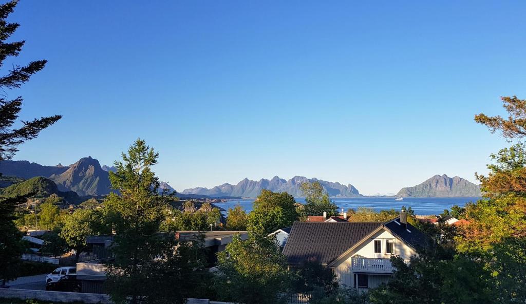 - Vistas a una ciudad con lago y montañas en Holiday house in Lofoten, en Kabelvåg