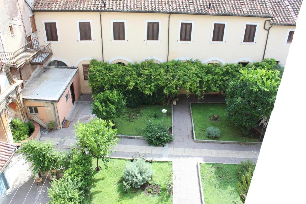 ローマにあるシェ リヴィアナの建物の中庭を見渡せる