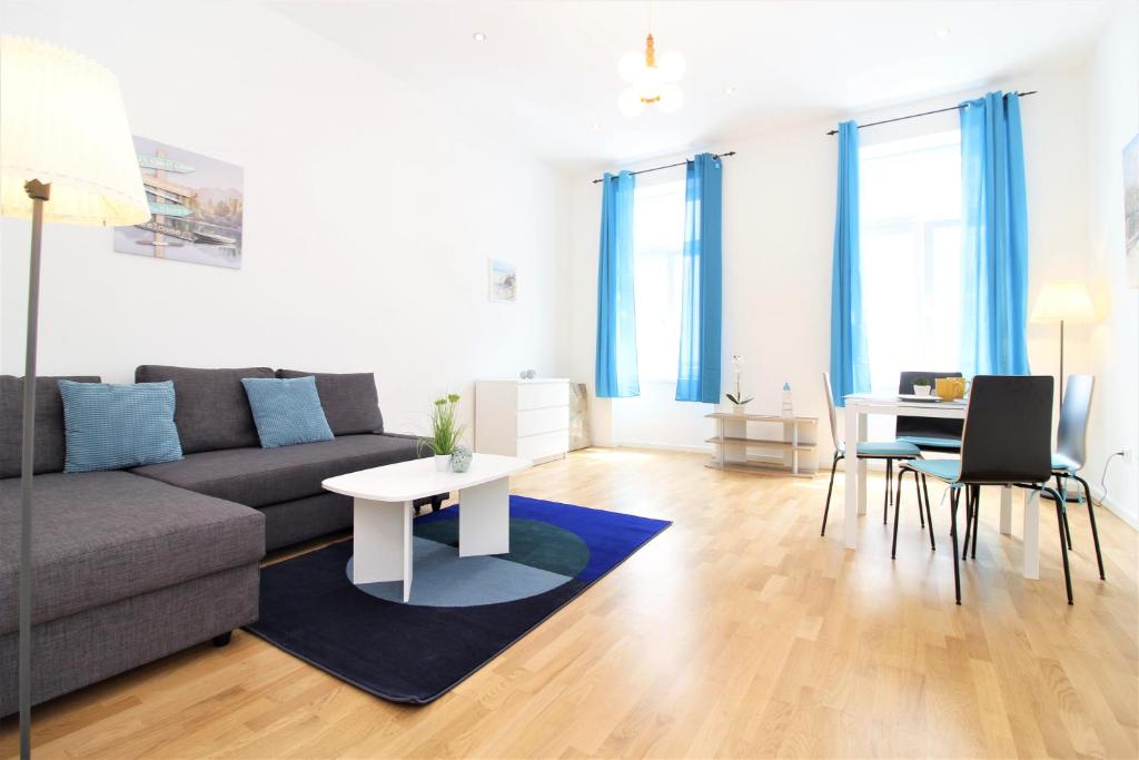 - un salon avec un canapé et une table dans l'établissement MARINE: Newly renovated 2nd district apartment, à Vienne