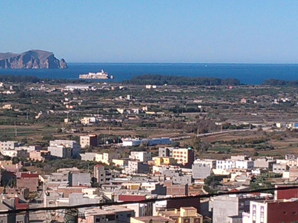 una vista aerea di una città e dell'oceano di MAISON D’HÔTE LES TORTUES - ad Al-Ḥoseyma