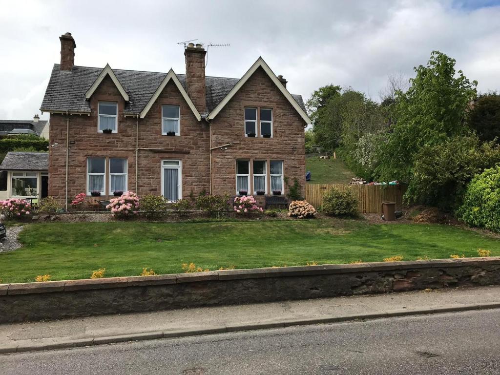 une maison sur le côté d'une route dans l'établissement Cromarty View Guest House, à Dingwall