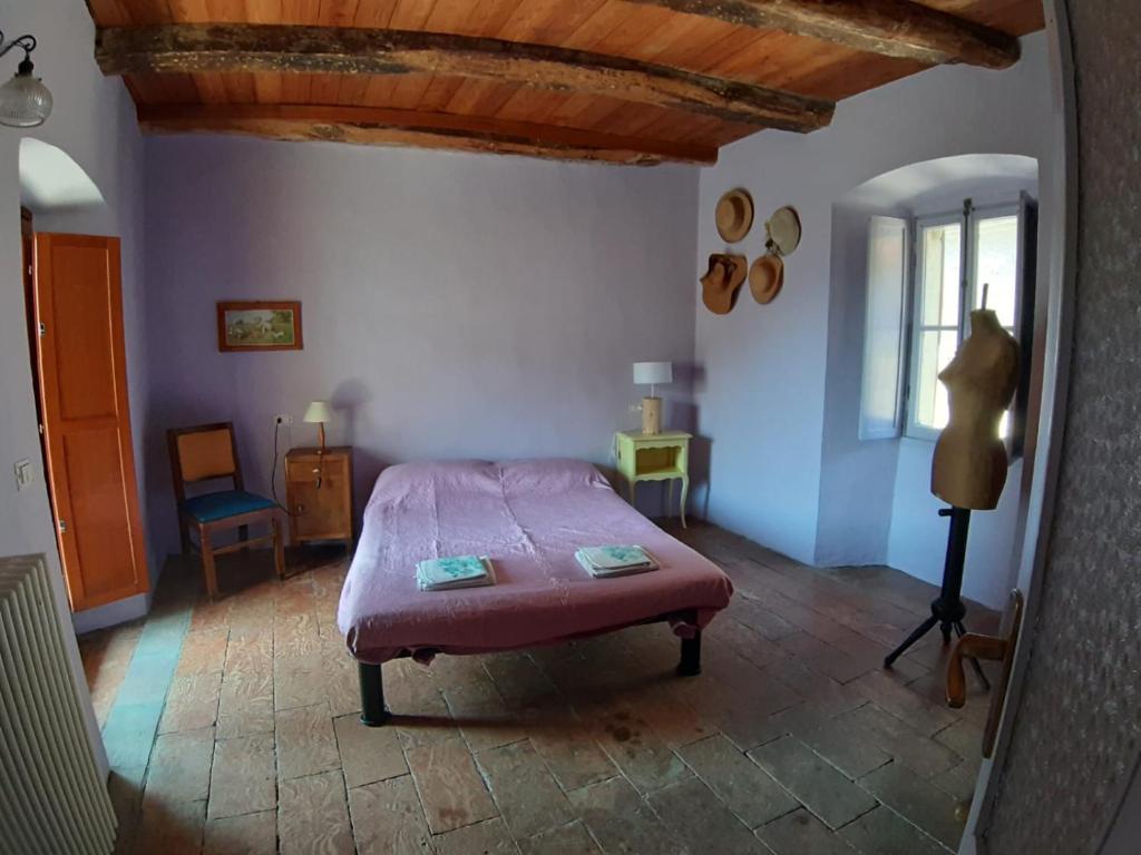 1 dormitorio con 1 cama rosa en una habitación en Lilla, en Premeno