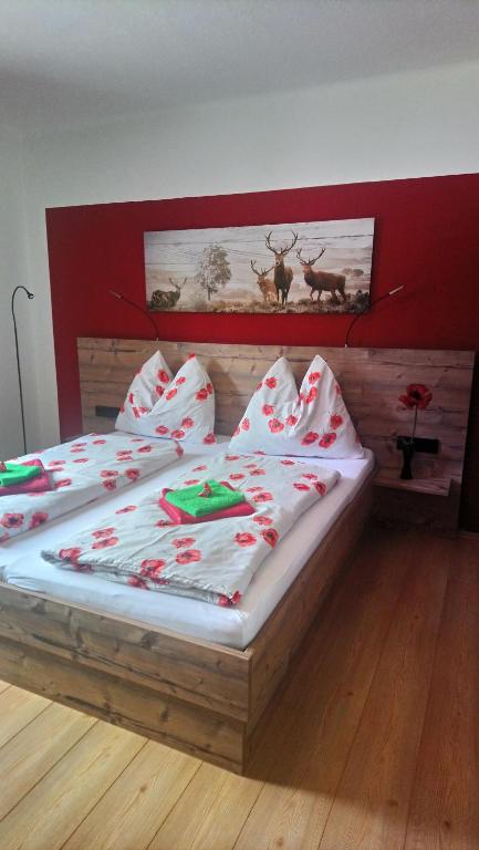 sypialnia z 2 łóżkami i dekoracjami świątecznymi w obiekcie Haus Wastl w mieście Rußbach am Paß Gschütt