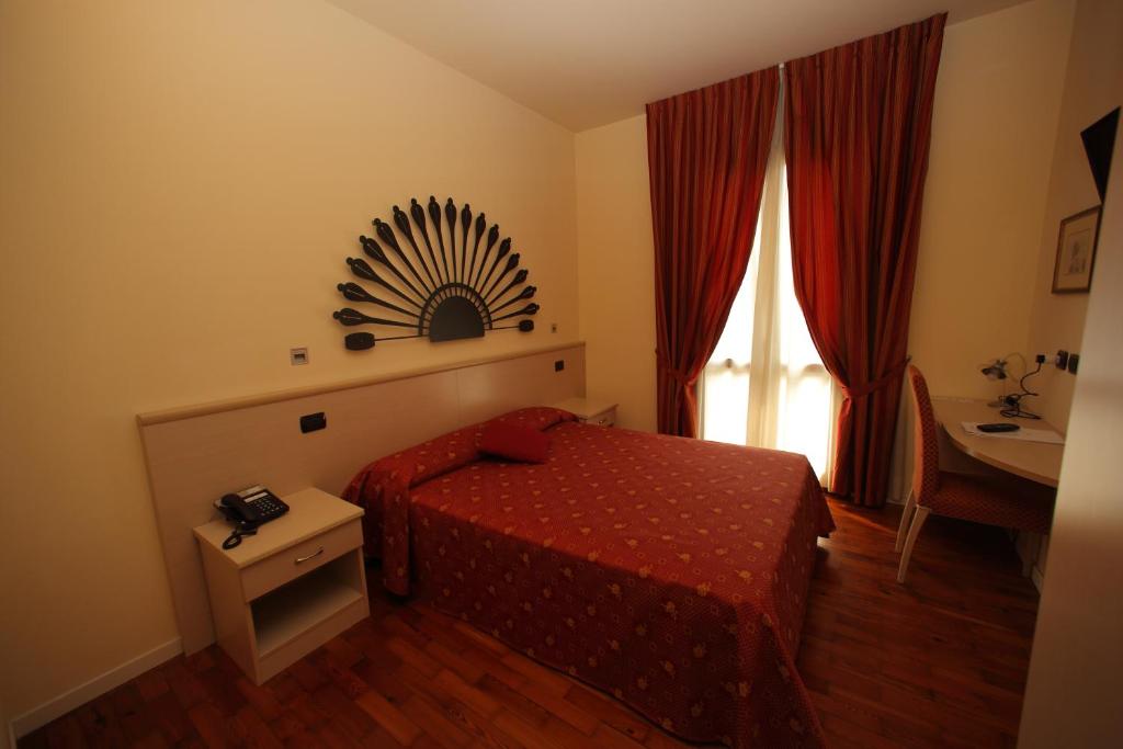Een bed of bedden in een kamer bij Hotel Fioroni