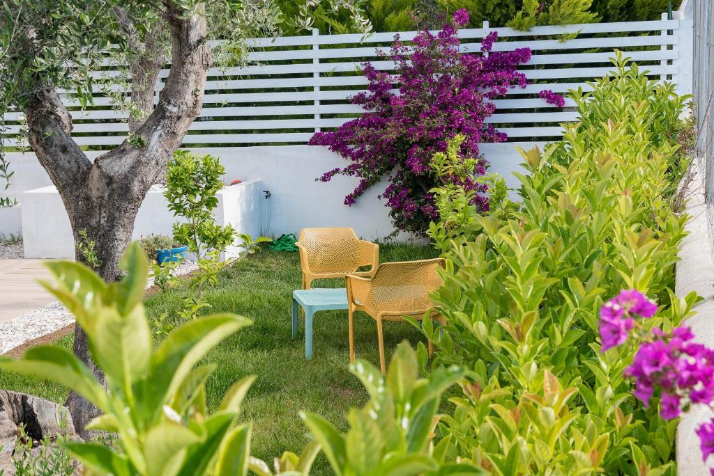 Um jardim no exterior de B&B Casrienn