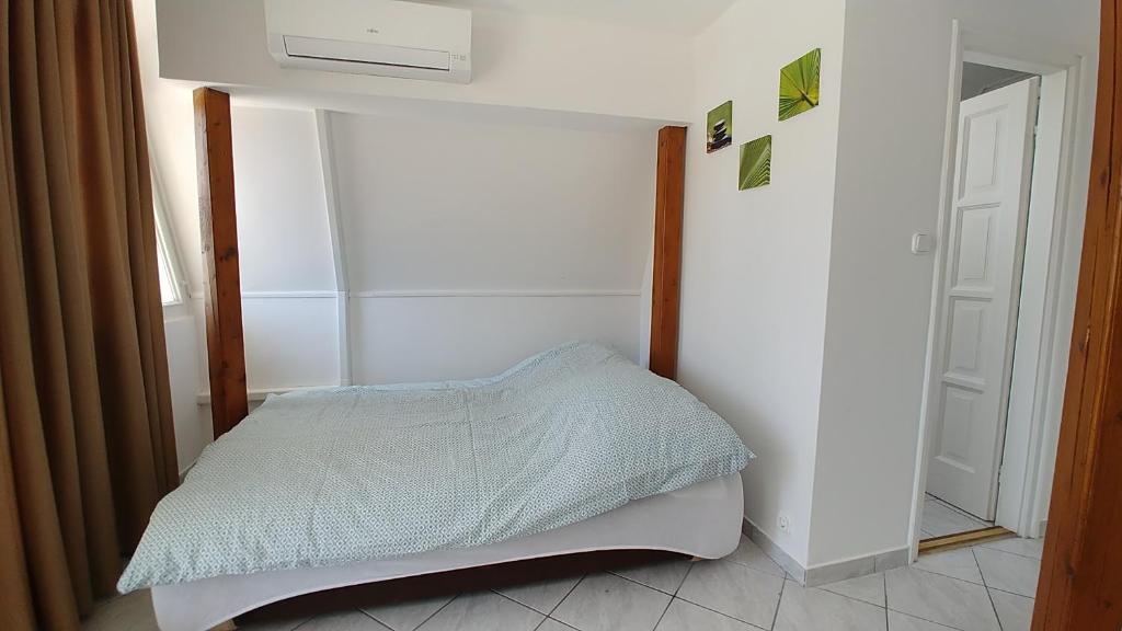 Postel nebo postele na pokoji v ubytování Balaton Apartman Füred