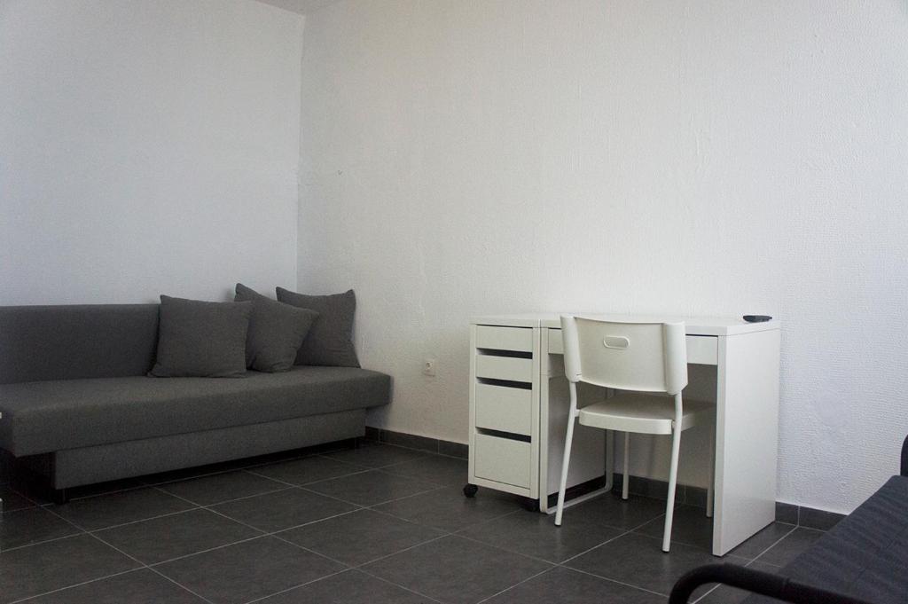 Posezení v ubytování Possidi Aigaiopelagitika ground floor beachside studio