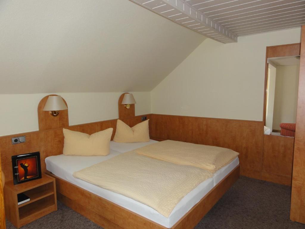 Postel nebo postele na pokoji v ubytování Hotel Garni Melchendorf