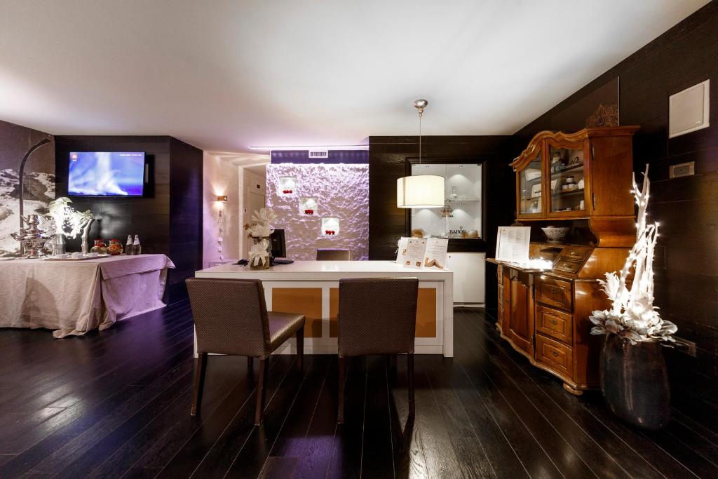 A television and/or entertainment centre at Hotel Spinale