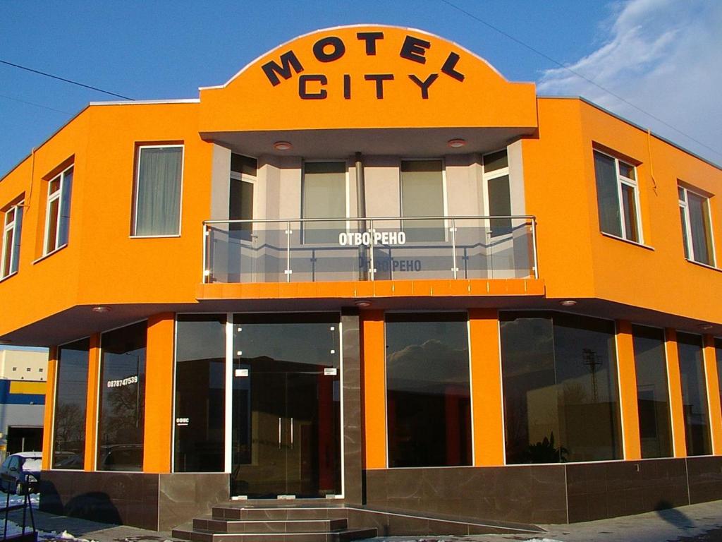 pomarańczowy budynek z napisem "miasto wilków" w obiekcie МОТЕЛ СИТИ w Płowdiwie