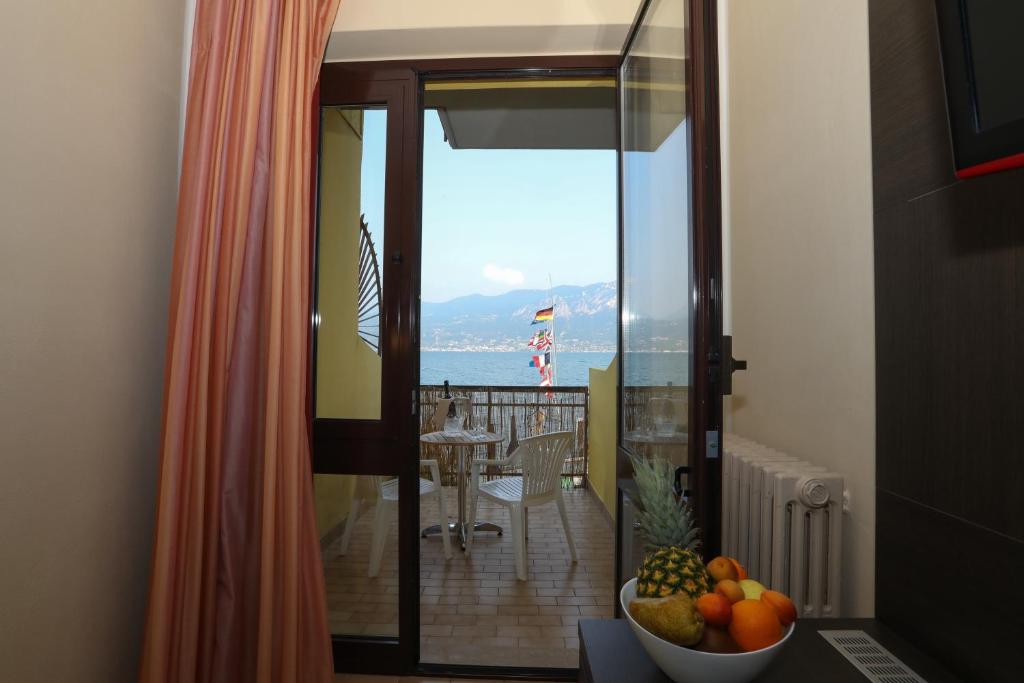 Nespecifikovaný výhled na hory nebo výhled na hory při pohledu z hotelu