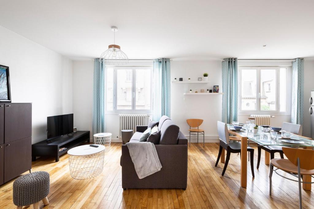 un salon avec un canapé et une table dans l'établissement Moka by Cocoonr, à Rennes