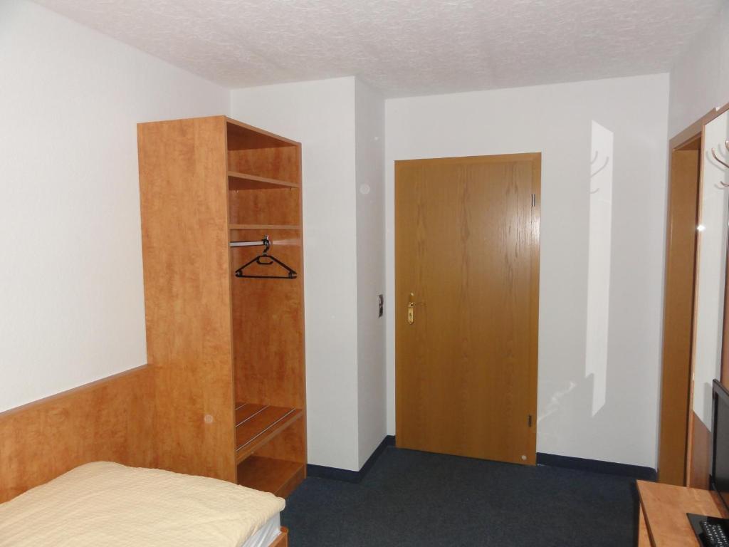Postel nebo postele na pokoji v ubytování Hotel Garni Melchendorf