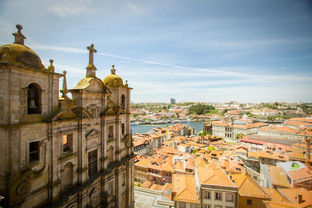 - un ancien bâtiment avec vue sur la ville dans l'établissement Porto & Douro Best Views by PCH, à Porto