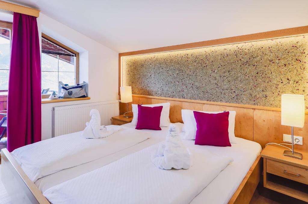 Posteľ alebo postele v izbe v ubytovaní Panorama Hotel Guggenbichl - inkl Sommerkarte, einmaliger Eintritt ins Tauern Spa & bester Ausblick über Kaprun