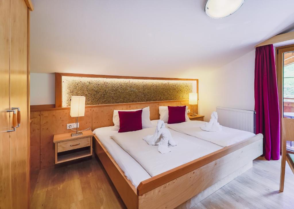 Posteľ alebo postele v izbe v ubytovaní Panorama Hotel Guggenbichl - inkl Sommerkarte, einmaliger Eintritt ins Tauern Spa & bester Ausblick über Kaprun