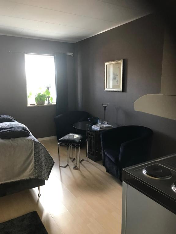 1 dormitorio con cama, escritorio y mesa en Kärrstegens Gård, en Ljungskile