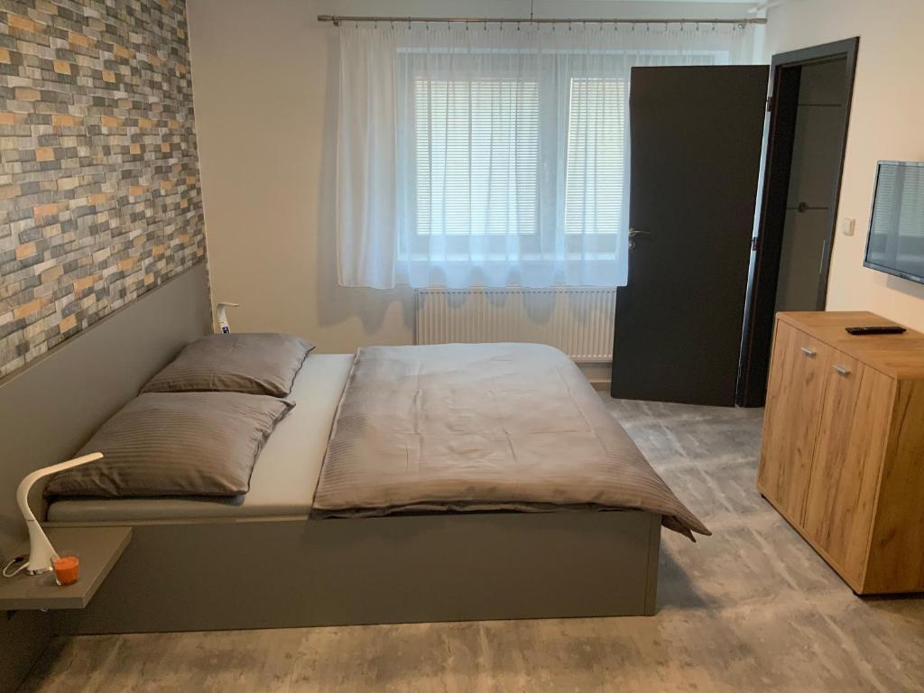 Cama o camas de una habitación en Ubytování V Zátiší Lednice