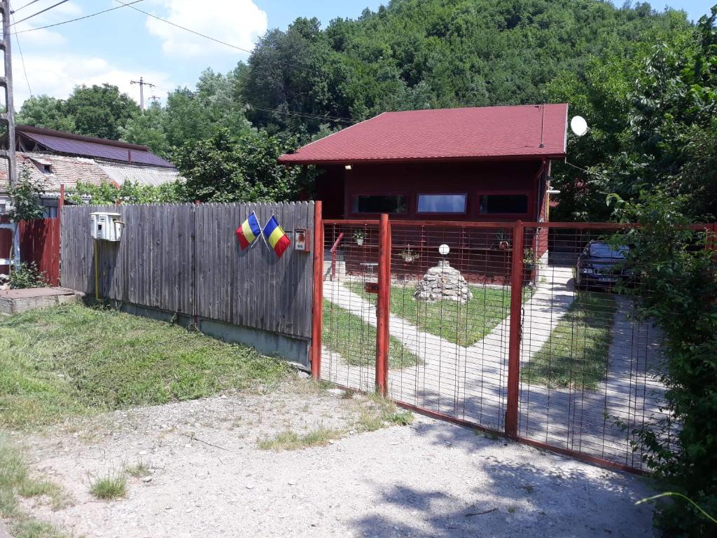 Una valla con un pollo dentro en Canadian House, en Sărata-Monteoru