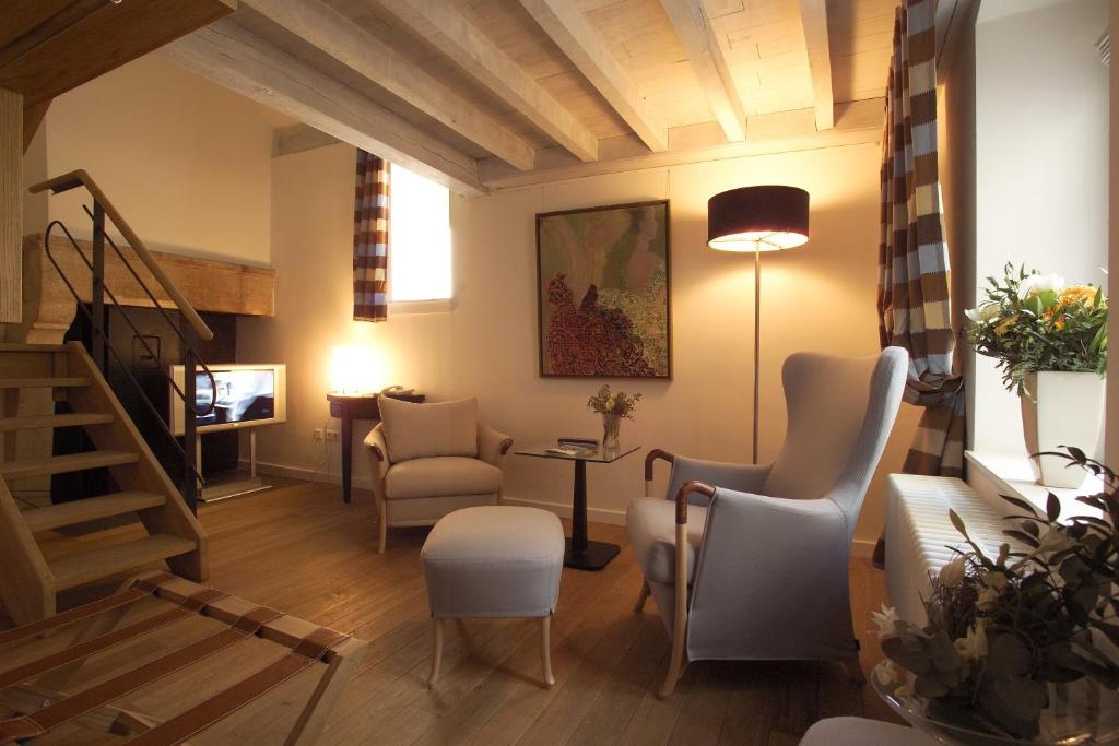 Uma área de estar em Hotel Parc Beaux Arts