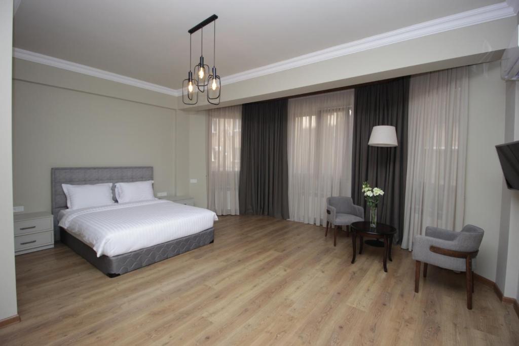 Postel nebo postele na pokoji v ubytování A Hotel Yerevan