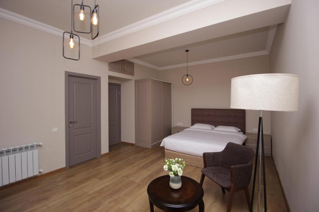 Postel nebo postele na pokoji v ubytování A Hotel Yerevan