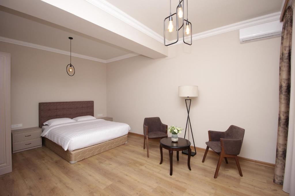 Postel nebo postele na pokoji v ubytování A Hotel Yerevan