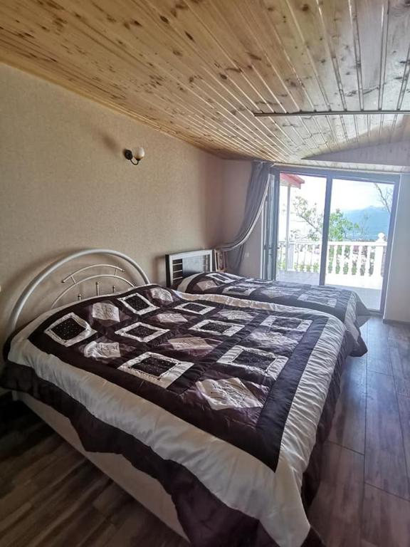 Postel nebo postele na pokoji v ubytování Ronini Telavi