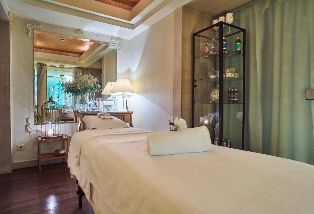 Postel nebo postele na pokoji v ubytování Mamaison Le Regina Boutique Hotel