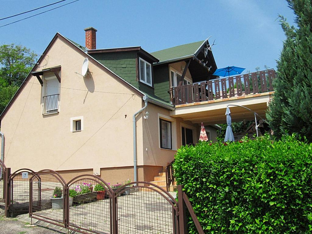 a house with a fence in front of it at Panorámás apartman 4+1 in Ábrahámhegy