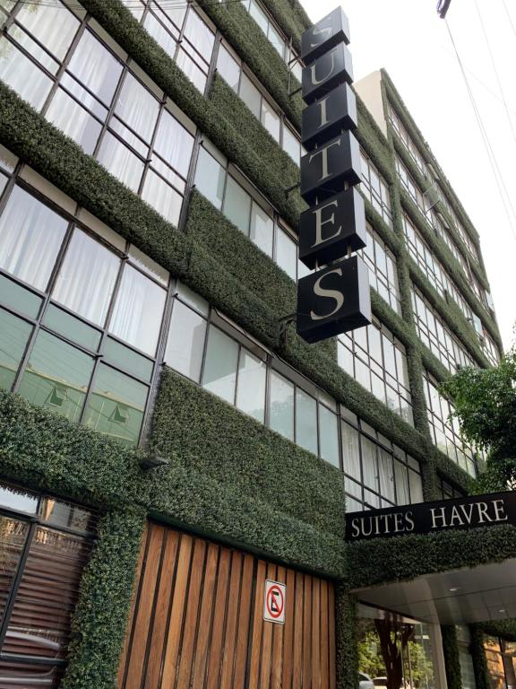 a street sign in front of a building at Suites Havre in Mexico City