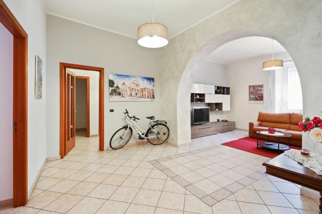 ein Wohnzimmer mit einem Fahrrad im Wohnzimmer in der Unterkunft Central Balcony Apartment in Catania