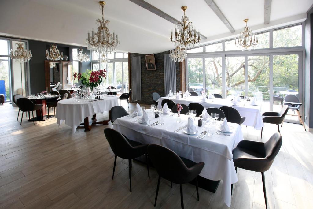 Um restaurante ou outro lugar para comer em Areal Botanika