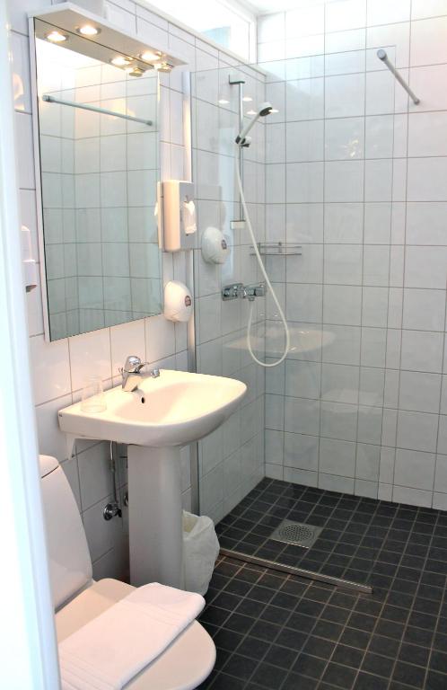 Koupelna v ubytování Vätterleden Hotell & Restaurang