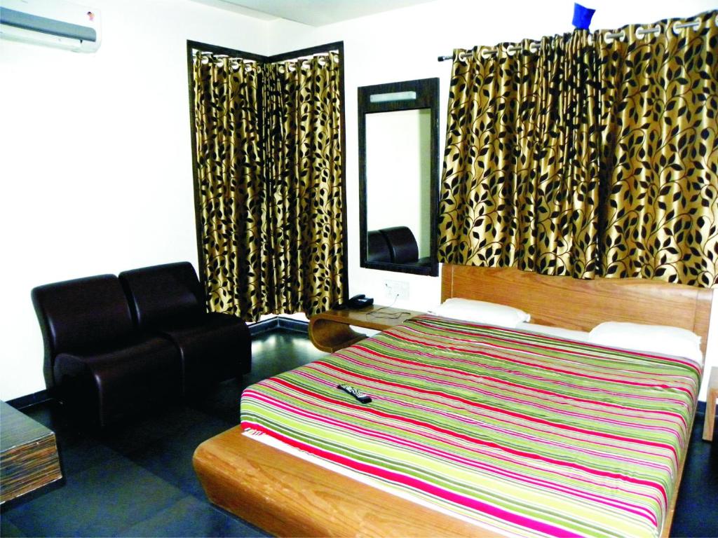 Postel nebo postele na pokoji v ubytování Hotel Shradha Saburi Palace