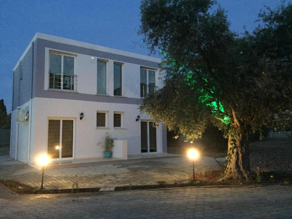 ein weißes Haus mit zwei Lichtern davor in der Unterkunft Suluca Homes in Kyrenia