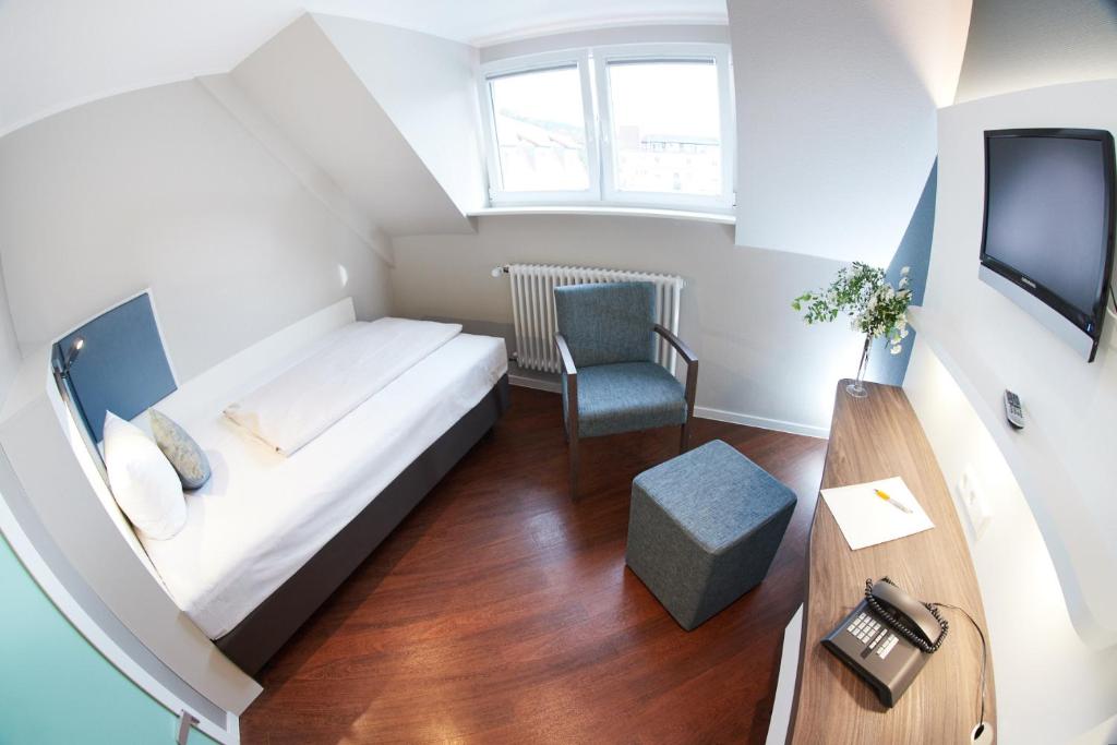 TV a/nebo společenská místnost v ubytování Stadthotel Freiburg Kolping Hotels & Resorts
