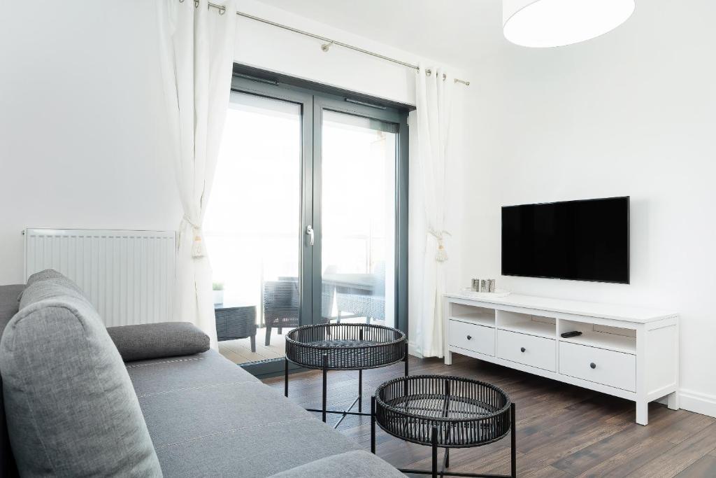 Televízia a/alebo spoločenská miestnosť v ubytovaní Apartamenty Morska Fala-Gardenia