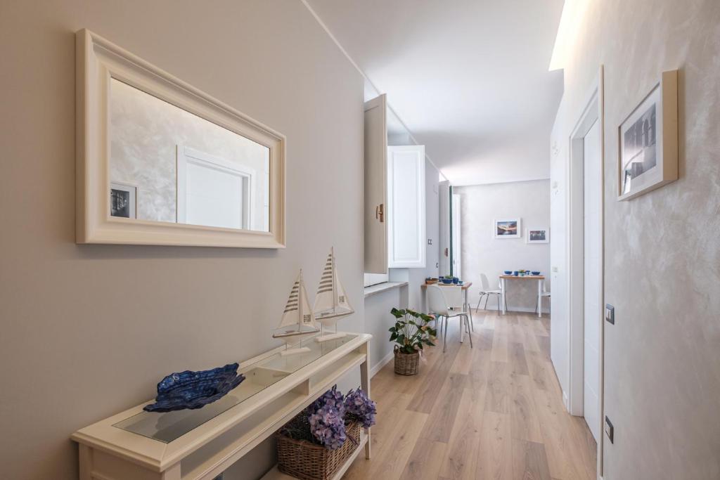 uma sala de estar com paredes brancas e piso em madeira em B&B Terza Luna em Cava deʼ Tirreni